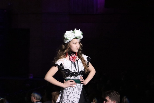 Участницы театра моды на показе «Шаги»